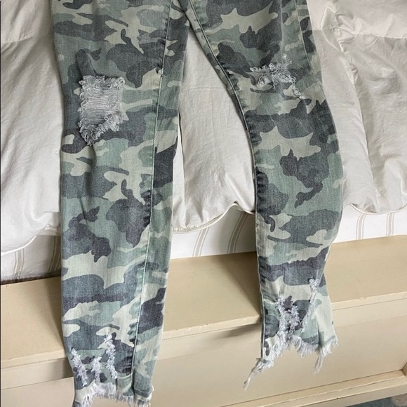 Camouflaged Distressed Skinny jeans by tractor blu - Picture 3 of 7